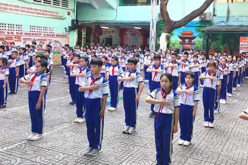 Thành phố Hồ Chí Minh đề xuất hỗ trợ toàn diện từ bữa ăn đến học phẩm cho học sinh nghèo