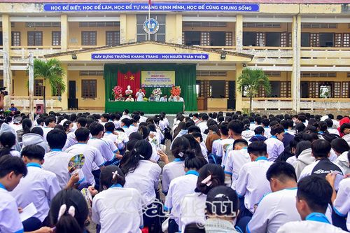 Hơn 800 học sinh được tư vấn, định hướng nghề