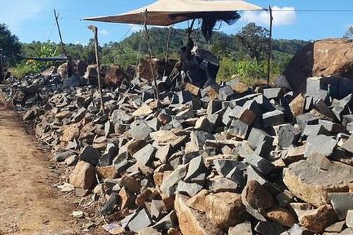 Thâm nhập công trường khai thác đá lậu gần nhà máy thủy điện
