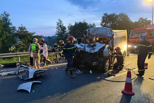 Xe khách va chạm với xe đầu kéo trên cao tốc, 3 người chết, 10 người bị thương