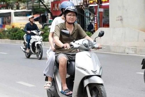 Không gửi được xe máy điện, mỗi ngày tôi dắt lên tầng 4 nhà tập thể cũ