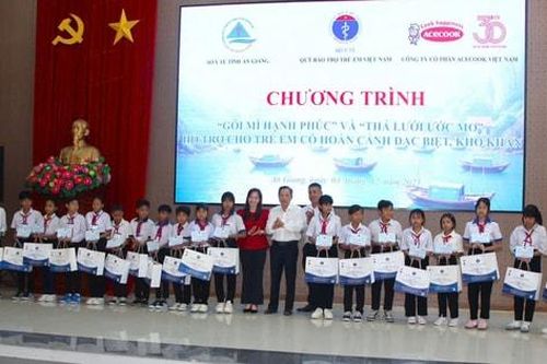 Thêm gần 1.400 em nhỏ được hỗ trợ từ Dự án 'Gói mì hạnh phúc', Dự án 'Thả lưới ước mơ'