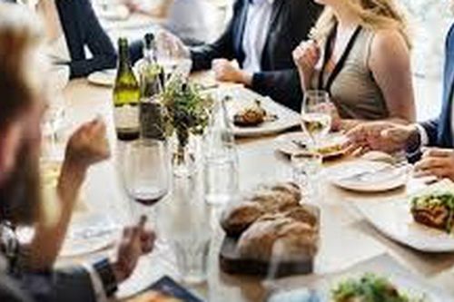 Không thích món sếp mời: Cách người EQ cao 'thoát hiểm' cực tinh tế