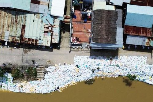 Cả làng chạy đua với thời gian, giành từng mét đất trước 'hà bá'