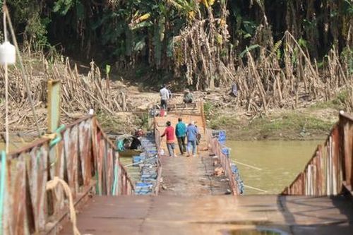 Nối nhịp cầu phao bị lũ cuốn trôi hàng cây số ở Huế