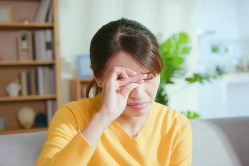 Làm gì khi bị trầy xước mắt?