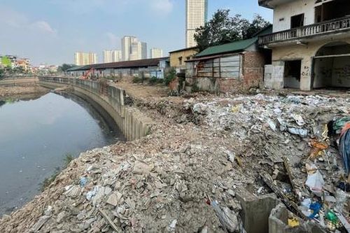 Dự án cứng hóa kênh La Khê, Hà Nội thi công không che chắn gây bụi và ô nhiễm