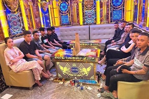 Bất ngờ kiểm tra, phát hiện 12 người dương tính ma túy tại 2 phòng VIP quán karaoke