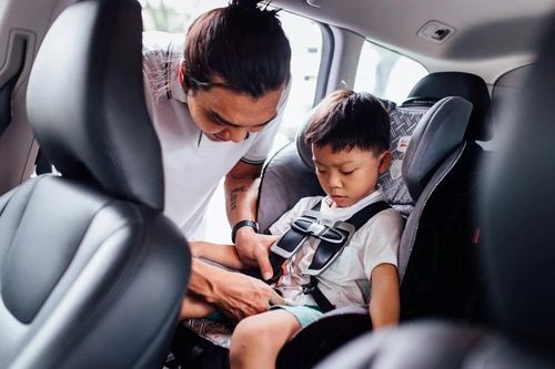 Chính thức: Xe taxi, xe dịch vụ sẽ không phải trang bị ghế ngồi cho trẻ em