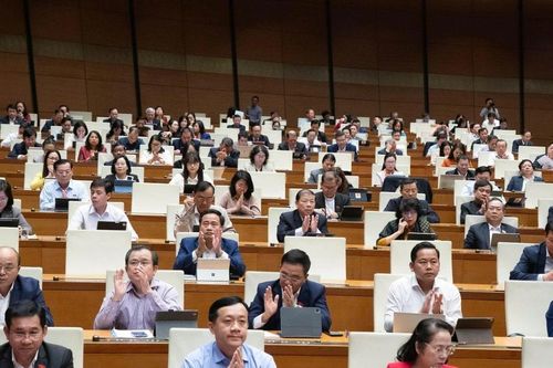Cho phép người bị tạm giữ, tạm giam được nhận quà bao gồm cả tiền và hiện vật thiết yếu