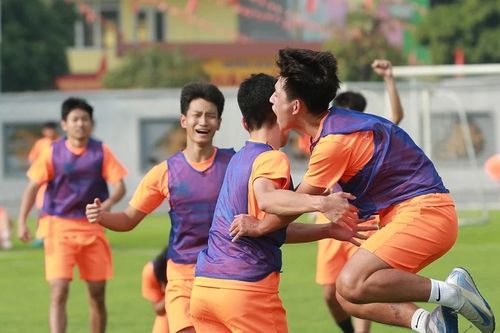Cựu vô địch THPT Chu Văn An vỡ òa lấy vé tứ kết sau loạt pen định mệnh