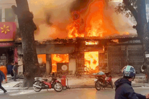 Cháy lớn tại dãy nhà trên phố Lò Đúc, Hà Nội