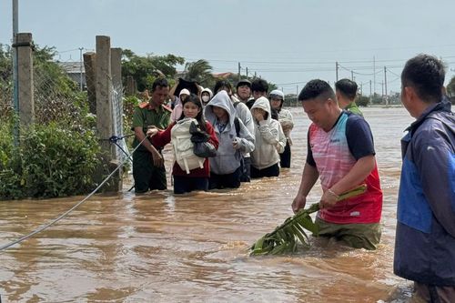 Phan Rang mưa trắng trời, lũ 'nuốt chửng' đường phố