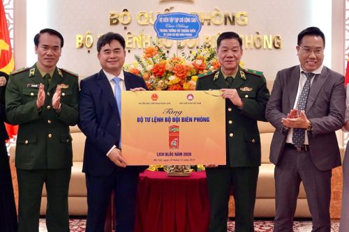 Tặng lịch 2026 cho cán bộ, chiến sĩ làm nhiệm vụ ở biên giới, hải đảo