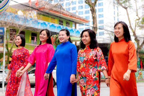 Phú Thọ quy định trang phục 'không xẻ tà quá cao, không được mặc quần bò'