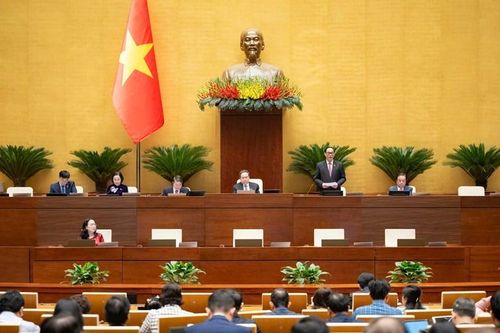 Sửa quy định về miễn thị thực; đăng ký thường trú; xe khách, taxi không phải lắp ghế trẻ em