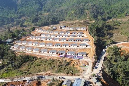 Lào Cai bàn giao 60 căn nhà tái định cư cho người dân vùng lũ xã Dền Sáng