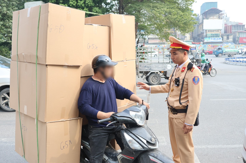 Hà Nội: Cảnh sát giao thông xử phạt hàng chục trường hợp che, dán biển số và sử dụng điện thoại khi điều khiển phương tiện