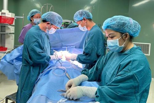 Phẫu thuật lấy búi tóc nặng 0,5kg trong dạ dày bé gái 6 tuổi