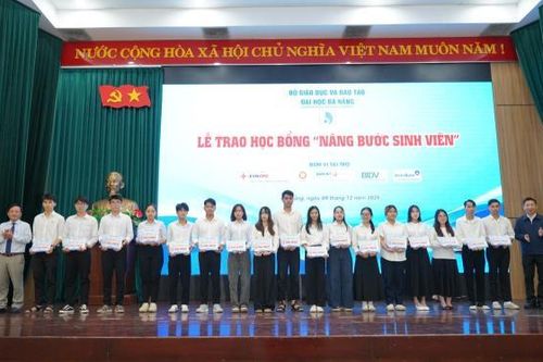 Đại học Đà Nẵng trao 290 triệu đồng học bổng 'Nâng bước sinh viên'