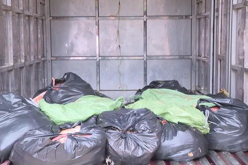 Phát hiện điểm tập kết hơn 2 tấn thịt vịt hôi thối tại phường Bến Cát