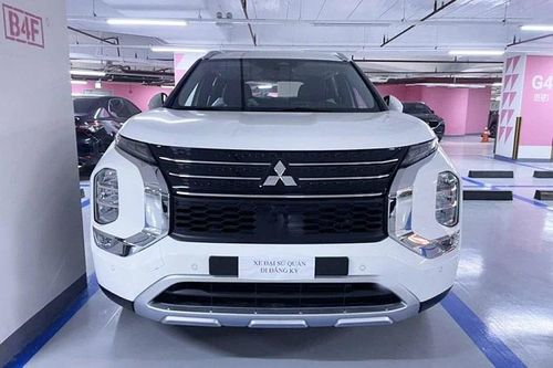 Cận cảnh Mitsubishi Outlander 2025 bất ngờ xuất hiện tại Việt Nam