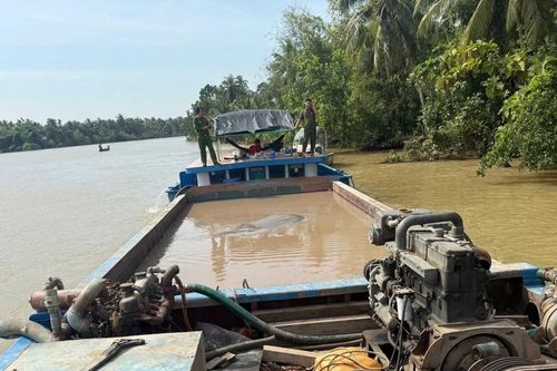 Bắt giữ 3 phương tiện khai thác, vận chuyển cát trái phép ở Vĩnh Long
