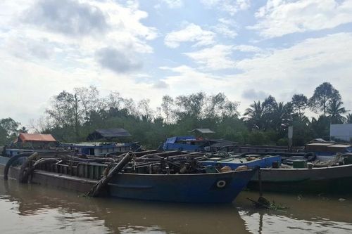 Phát hiện 4 tàu sắt vận chuyển lượng lớn cát lậu ở Vĩnh Long