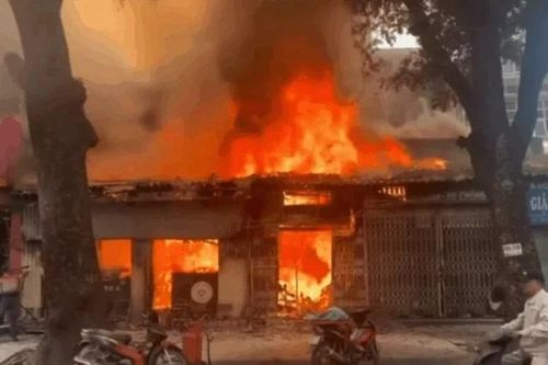Nhà dân trên phố Lò Đúc cháy ngùn ngụt