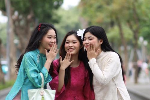 Giới trẻ Hà Nội rộn ràng trong tà áo dài Tết từ rất sớm