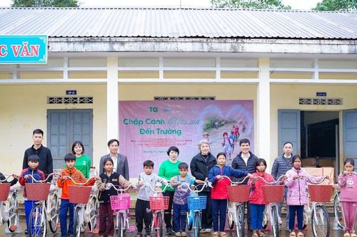 Giữa mưa lạnh, món quà nhỏ thắp lên niềm vui lớn cho học trò vùng biên