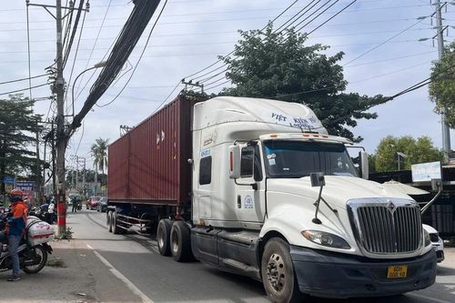 Người phụ nữ tử vong sau va chạm container trên 'tuyến đường tử thần'
