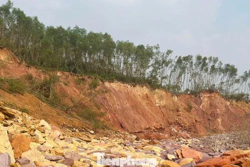 Hạ tràn xả lũ hồ Kẻ Gỗ sạt lở, cuốn trôi nhiều diện tích đất