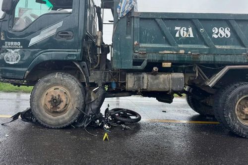 Vượt đèn đỏ trên đường dẫn cao tốc, một người bị xe tải đâm tử vong