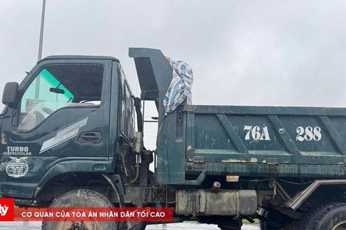 Vượt đèn đỏ trên đường dẫn cao tốc, 2 người bị xe tông thương vong