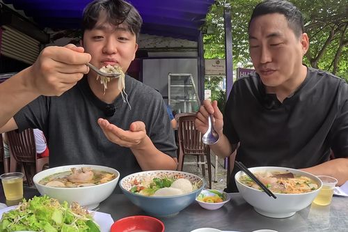 Lần đầu ăn 3 món đặc sản Huế, khách Hàn 'mất bình tĩnh vì quá ngon'