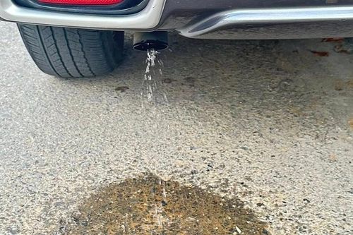 Nước chảy từ ống xả ô tô: Liệu xe có đang gặp vấn đề?