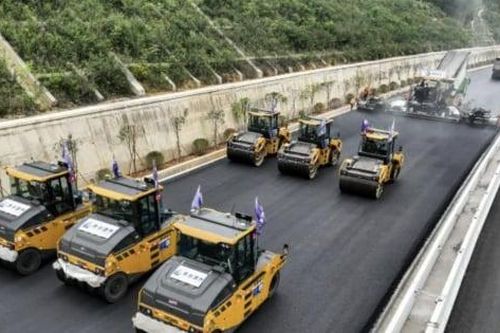 Trung Quốc trải 8.000 tấn nhựa, sửa xong 2,4 km đường chỉ trong 6 giờ