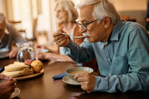 Vì sao người trên 70 tuổi không nên ăn tối quá sớm?