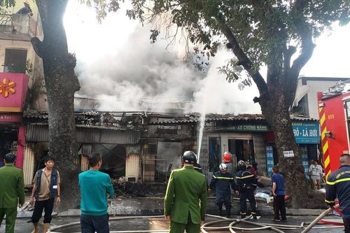 Cháy nhà dân, lửa khói nghi ngút trên phố Lò Đúc