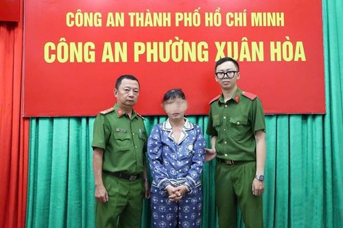 Nữ giúp việc trộm lắc vàng, dây chuyền của gia chủ giấu trong bồn vệ sinh
