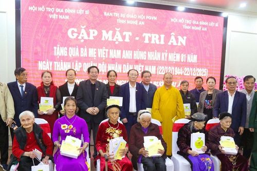 Hội Hỗ trợ gia đình liệt sĩ Việt Nam tặng quà Mẹ Việt Nam anh hùng trên địa bàn tỉnh Nghệ An