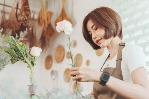 Vì sao cắm hoa có thể giúp xoa dịu cảm xúc tiêu cực?