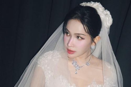 'Đệ nhất mỹ nhân làng hài' thử váy cưới, chuẩn bị theo chồng?