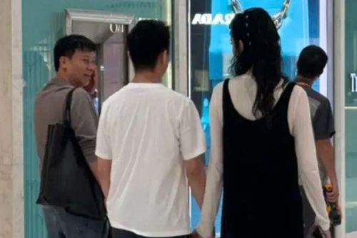 Bắt gặp cặp đôi siêu mẫu - thiếu gia xuất hiện ở chốn đông người, có hành động 'tình bể bình'