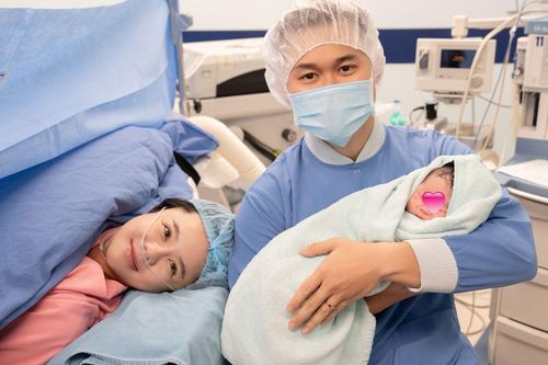 Nữ ca sĩ Việt xúc động báo tin vui sau 1 năm cưới chồng kém 6 tuổi