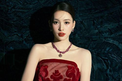 Tiểu Vy diện đầm xuyên thấu, 'đốt mắt' dân tình trong loạt ảnh mới