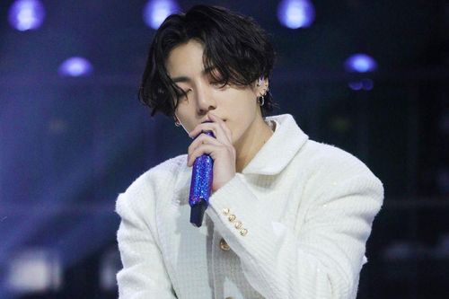 Jungkook bị yêu cầu rời BTS