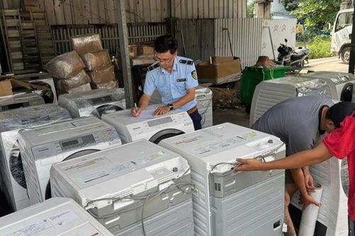 Thu giữ lượng lớn hàng cấm nhập khẩu trong kho máy giặt, điều hòa