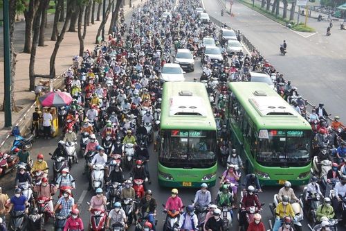 Hà Nội đề xuất hỗ trợ người dân chuyển xe máy xăng sang xe điện